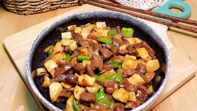 黑椒牛肉粒,外酥里嫩的黑椒牛肉粒就上桌了!