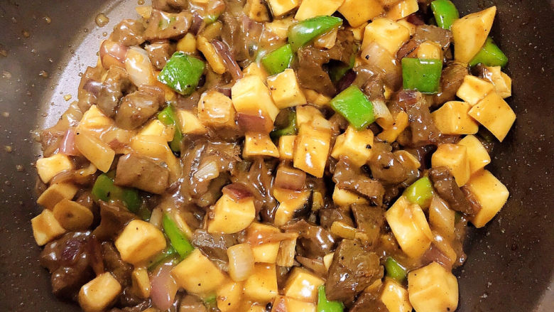 黑椒牛肉粒,勾芡翻炒均匀,即可出锅了!