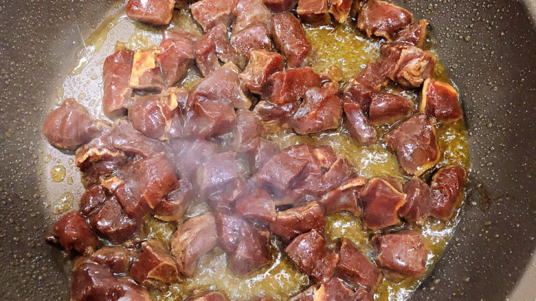 黑椒牛肉粒,锅中倒入油,加热至五成热,放入牛肉粒翻炒均匀。