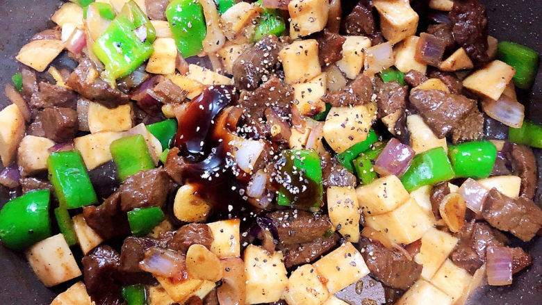 黑椒牛肉粒,放入盐、黑椒碎、蚝油,翻炒均匀。