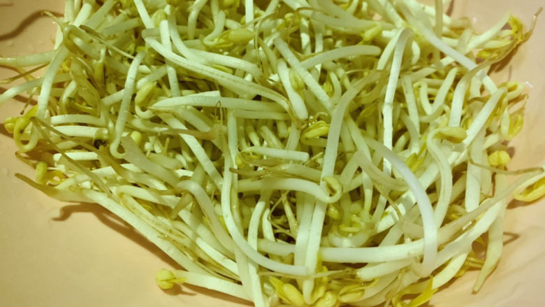 绿豆芽炒韭菜,将绿豆芽沥干水分,待用