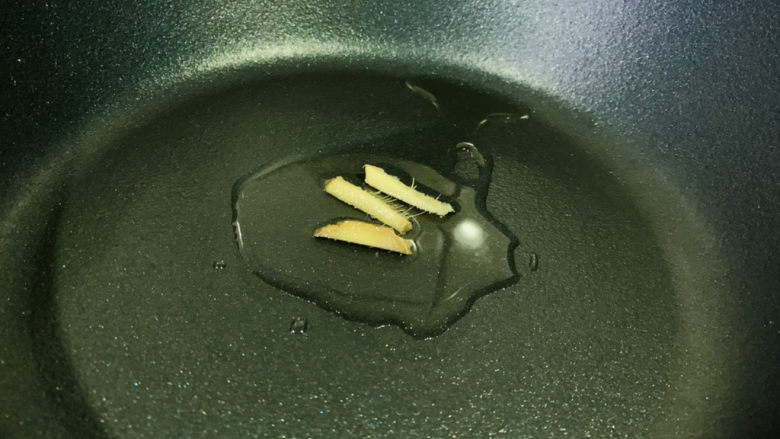 绿豆芽炒韭菜,热锅,加食用油,加姜丝,将姜丝炒香