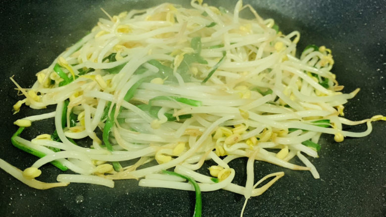 绿豆芽炒韭菜,翻炒均匀调料,就可以盛起来了