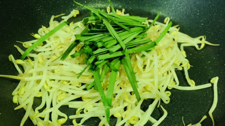 绿豆芽炒韭菜,绿豆芽炒一会,加入韭菜