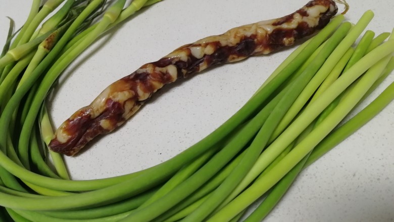 蒜苔炒腊肠,主料:蒜薹,腊肠。