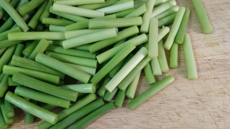 蒜苔炒腊肠,蒜薹洗干净,去掉头尾切段。