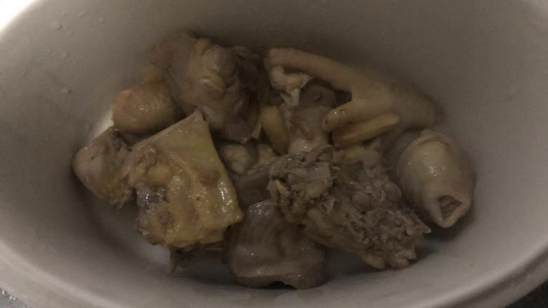 西红柿豆腐汤,转移入炖锅。