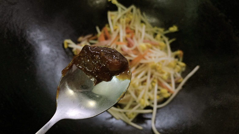 爆炒黄豆芽,加入其中,旺火翻炒均匀,黄豆芽出汁变软,即可出锅