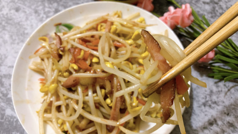 爆炒黄豆芽,喜欢吃脆豆芽的小伙伴,可以不用炒太久哈~