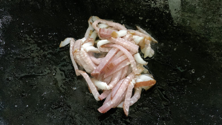 爆炒黄豆芽,锅烧热油,加入腊肉丝煸炒出香味。