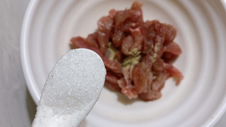青椒炒牛肉,以及适量糖,抓匀腌制
