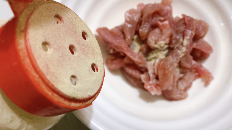 青椒炒牛肉,将牛肉切丝,加适量<a style='color:red;display:inline-block;' href='/shicai/ 720'>胡椒粉</a>