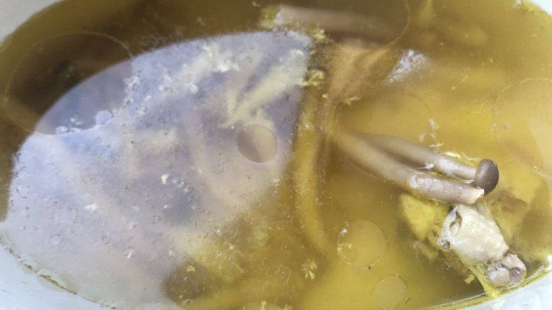 西红柿豆腐汤,炖好后,盛出大部分的鸡块,挑出姜片、葱结,剩余鸡汤。