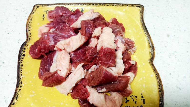 菠菜、西红柿、牛肉 、圆葱饺子,<a style='color:red;display:inline-block;' href='/shicai/ 216'>牛肉</a>洗净切块儿 