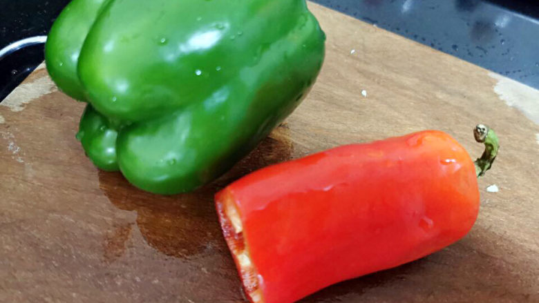 青椒炒牛肉,<a style='color:red;display:inline-block;' href='/shicai/ 61'>青椒</a>,红椒