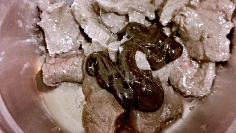 青椒炒牛肉,过好油的牛肉片捞出,加入<a style='color:red;display:inline-block;' href='/shicai/ 26895'>黑椒酱</a>