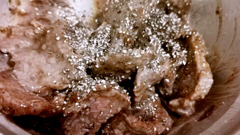 青椒炒牛肉,黑椒碎,拌匀