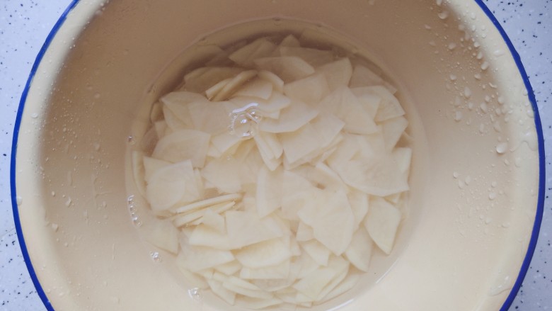 洋葱炒土豆片,然后用适量清水浸泡,以免土豆氧化变色