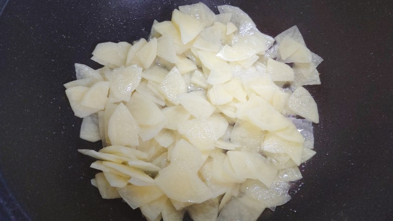 洋葱炒土豆片,待锅内油热,下土豆片儿(沥干水分)