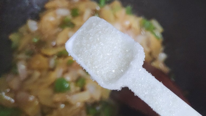 洋葱炒土豆片,加一小勺细砂糖,翻炒均匀,即可