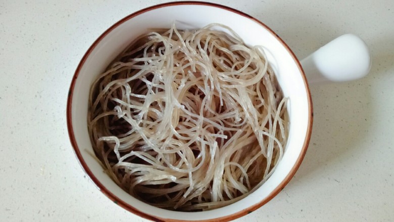 鸡蛋炒粉丝,粉丝冲洗干净,用温水泡软备用