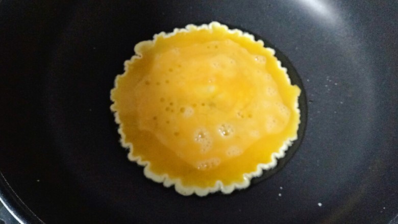 鸡蛋炒粉丝,炒锅中加入适量花生油烧热,倒入鸡蛋液,鸡蛋液凝固用筷子划散