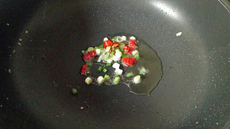 鸡蛋炒粉丝,炒锅中放一点油烧热,放入葱干红辣椒切段爆香