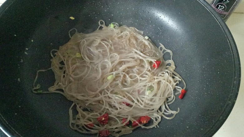 鸡蛋炒粉丝,加入粉丝,稍微加一点清水