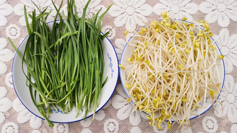 绿豆芽炒韭菜,准备好所有食材。