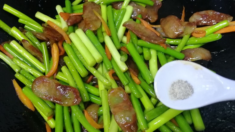 蒜苔炒腊肠,加适量<a style='color:red;display:inline-block;' href='/shicai/ 720'>胡椒粉</a>增香,文火炒匀。