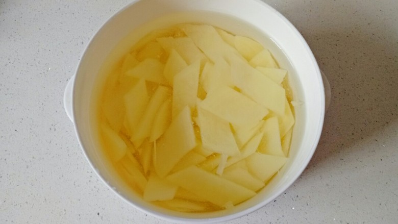 洋葱炒土豆片,<a style='color:red;display:inline-block;' href='/shicai/ 23'>土豆</a>去皮清洗一下切片,冲洗表面的淀粉,用清水浸泡备用