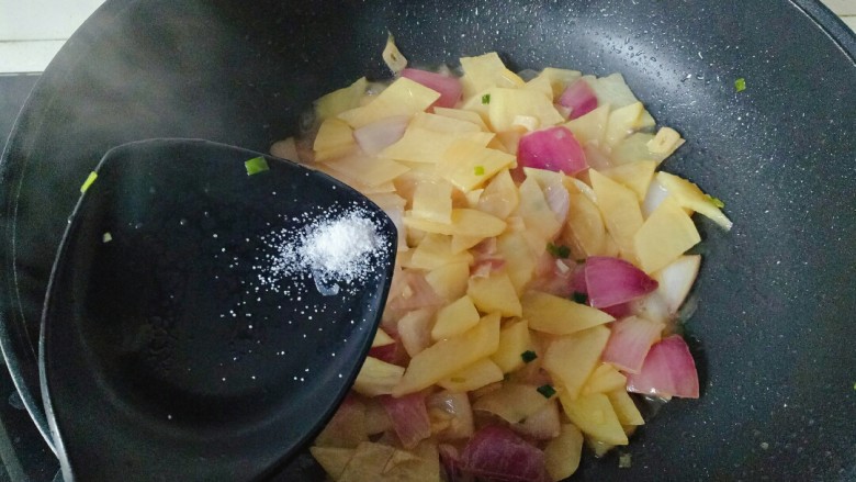 洋葱炒土豆片,食材熟透,加入适量盐调味