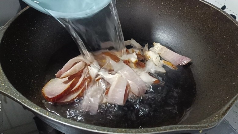 蒜苔炒腊肠,加入清水,没过腊肉