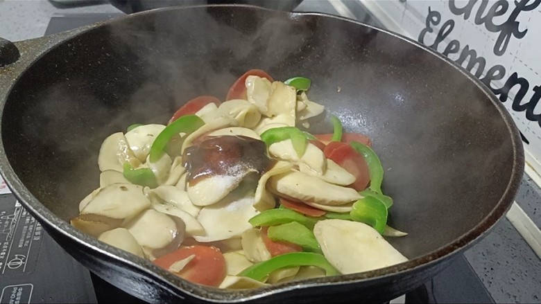 胡萝卜炒杏鲍菇,食用油调味