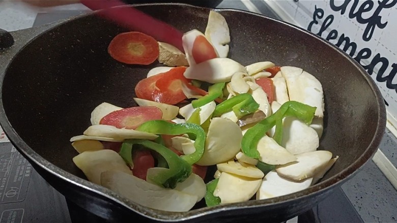 胡萝卜炒杏鲍菇,翻炒均匀,要有耐心