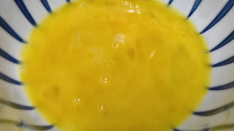 木耳蛋花汤,<a style='color:red;display:inline-block;' href='/shicai/ 9'>鸡蛋</a>打入碗里搅匀