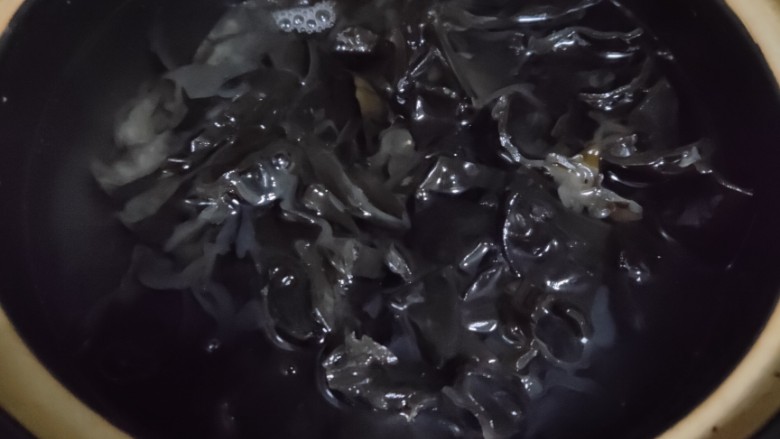 木耳蛋花汤,锅中水烧开倒入木耳煮一会儿