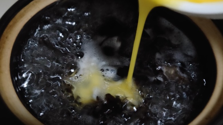 木耳蛋花汤,再缓缓倒入蛋液