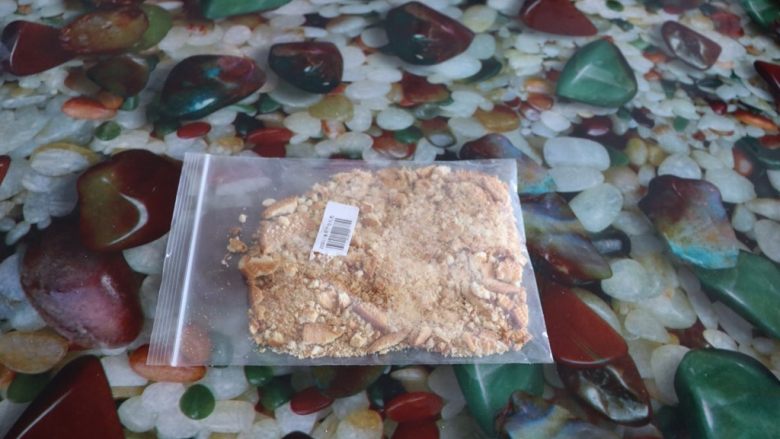 小熊维尼芒果慕斯蛋糕,用擀面杖把饼干擀碎,不要擀的太碎^o^