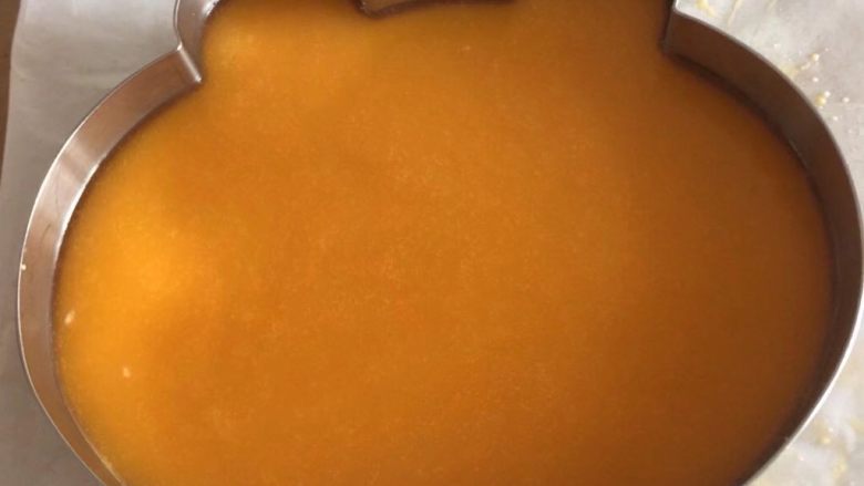 小熊维尼芒果慕斯蛋糕,芒果汁晾凉到一点点温热的时候,倒入到慕斯糊中,放入冰箱冷藏4小时^o^