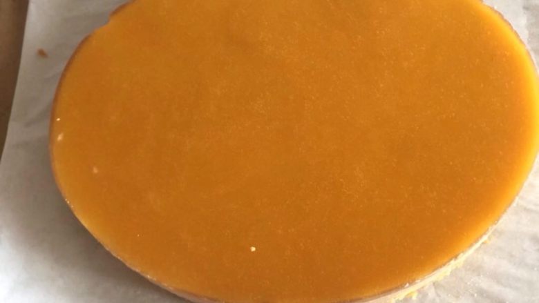 小熊维尼芒果慕斯蛋糕,冷藏好的慕斯,脱模的时候先用热毛巾在模具周围捂一小会儿,就可以顺利脱模喔^o^