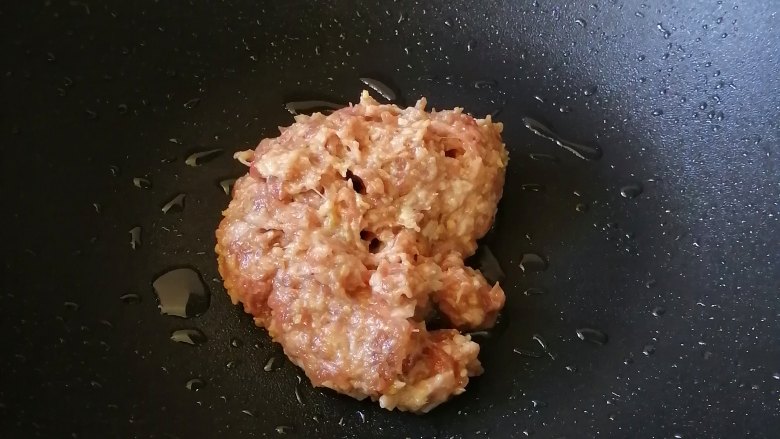 炸春卷,热锅入油,加入肉末