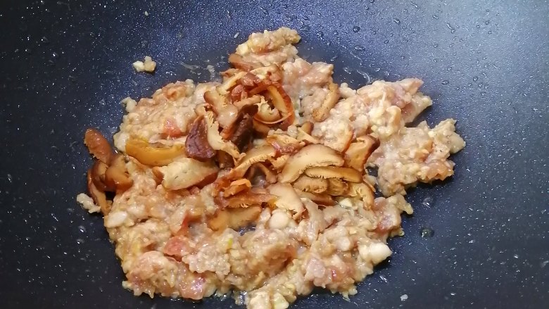 炸春卷,加入香菇丝,炒至变色