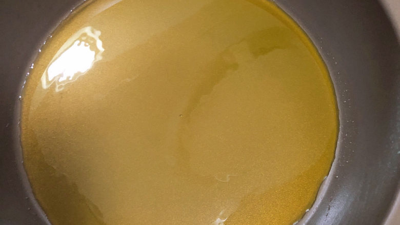 洋葱炒土豆片,锅中倒入油,加热至五成热。