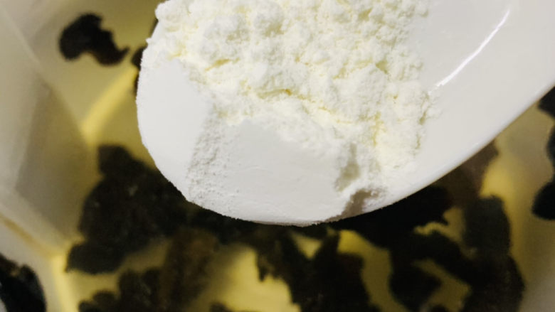 木耳蛋花汤,并加入少许面粉一起浸泡,有效去除木耳表面杂质