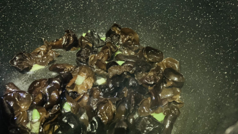 木耳蛋花汤,将葱白炒香,再放入木耳