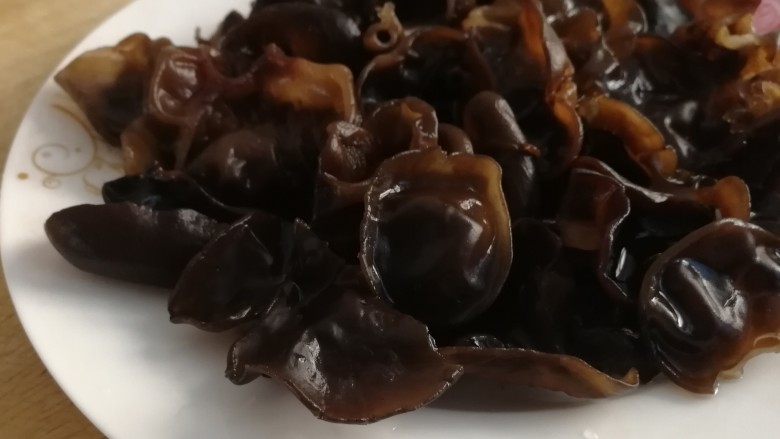 木耳炒肉丝,木耳泡发好,清洗干净。
