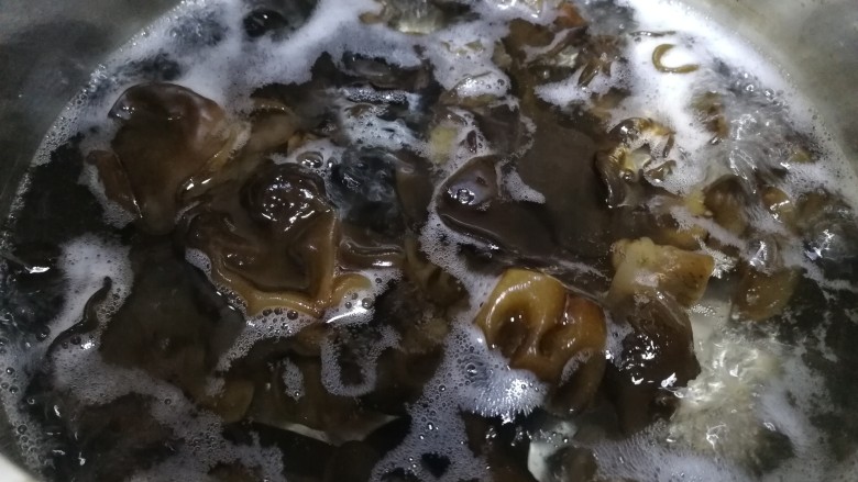 木耳炒肉丝,水开放入木耳焯水2分钟,捞出。
