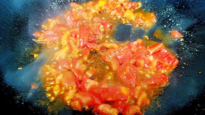 西红柿豆腐汤,锅中放入适量油油热后放入西红柿碎,炒出西红柿汁液