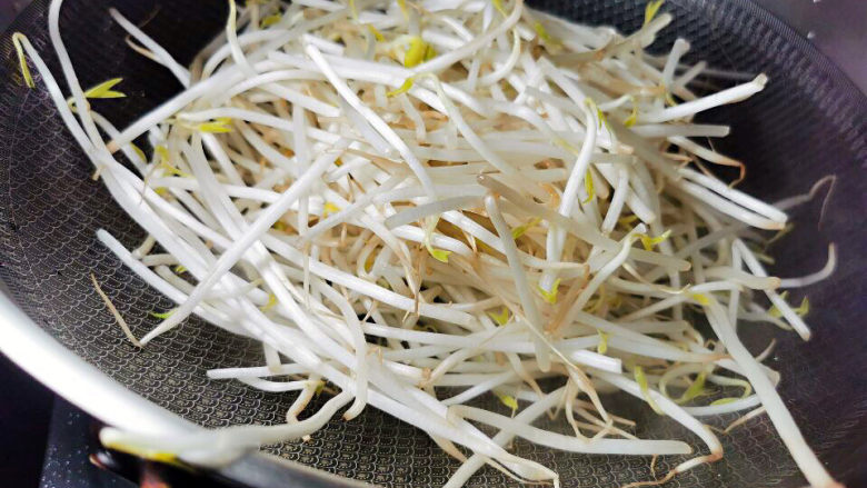 绿豆芽炒韭菜,放入干锅中